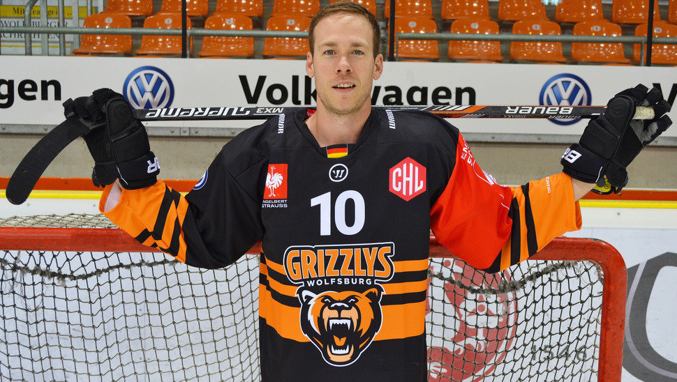 Grizzlys-Kapitän Tyler Haskins präsentiert das offizielle Trikot für die Champions Hockey League.