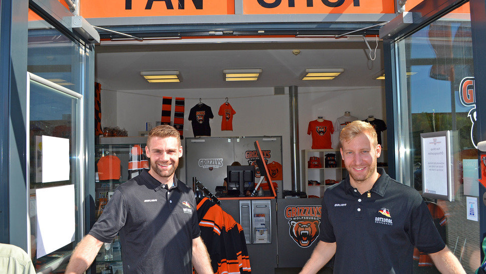 Sommerpause endlich beendet: Die Nationalspieler Gerrit Fauser und Felix Brückmann öffneten die Türen des Fan Shops.