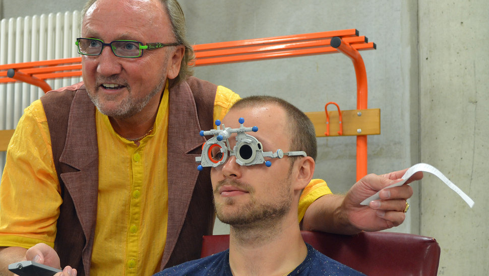Optiker Ehme de Riese untersucht Vincenz Mayers Augen.