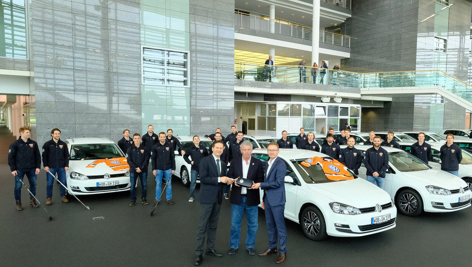 Sebastian Wilhelms (Autostadt), Charly Fliegauf und Gilles Brinkmann (Autohaus Wolfsburg) bei der Schlüsselübergabe. Bild: Joachim Mottl.