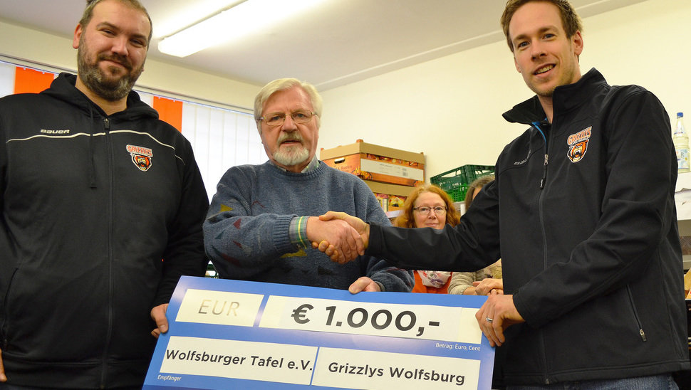 Torben Grimm (links) und Tyler Haskins überreichten den Spendenscheck an Norbert Nolle, Vorstandsmitglied der Wolfsburger Tafel.