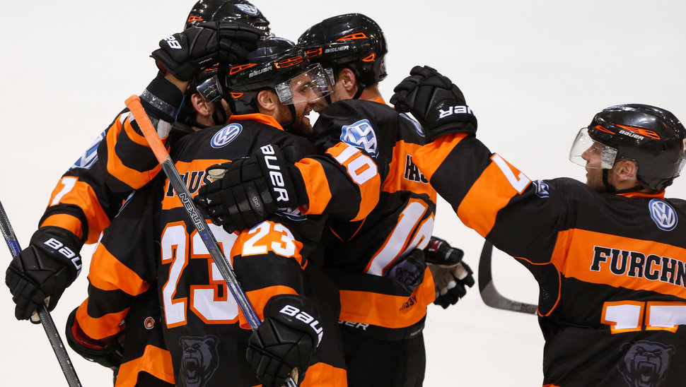 Drin! Die Grizzlys bejubeln in dieser Szene den Führungstreffer zum 1:0 durch Gerrit Fauser. Bild: Citypress24.