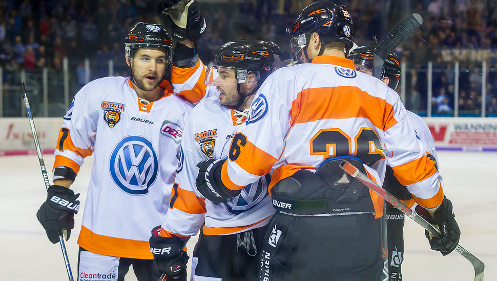 Kamil Kreps (rechts im Bild) jubelt in dieser Szene über sein Tor zum 1:0. Bild: Fotostyle Schindler.
