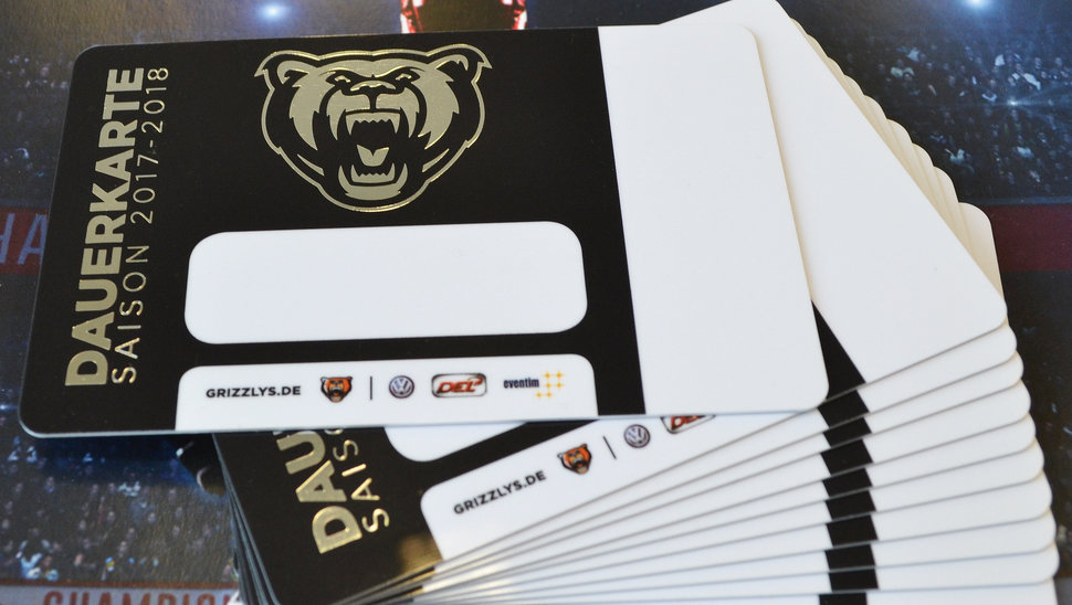 So sieht sie aus: Die neue Dauerkarte für die Saison 2017-2018. Darin enthalten ist der Eintritt zu allen CHL-Heimspielen. 