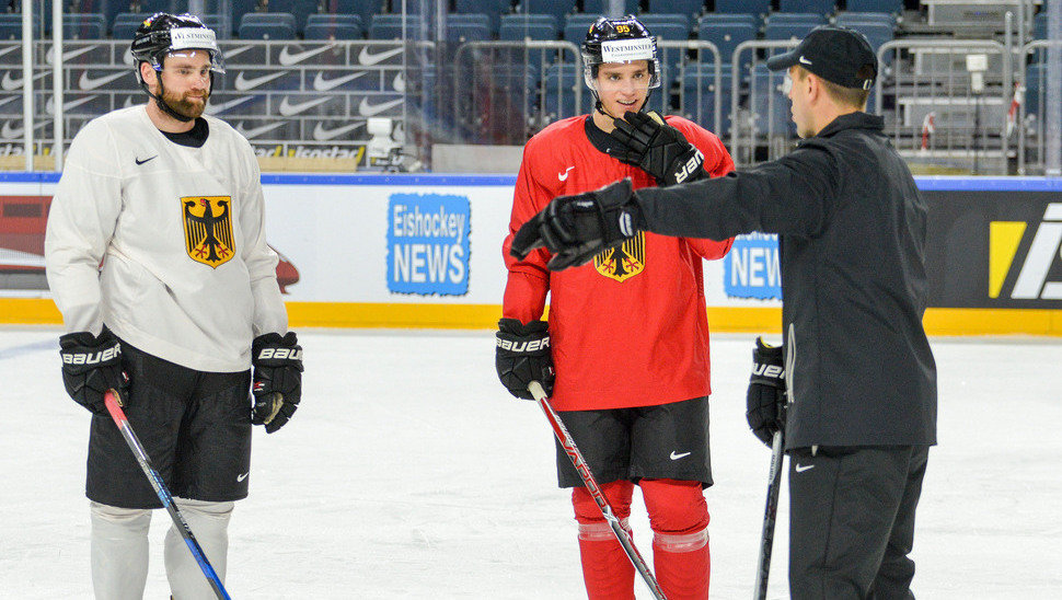 Gerrit Fauser und Frederik Tiffels im Gespräch mit Bundestrainer Marco Sturm. 