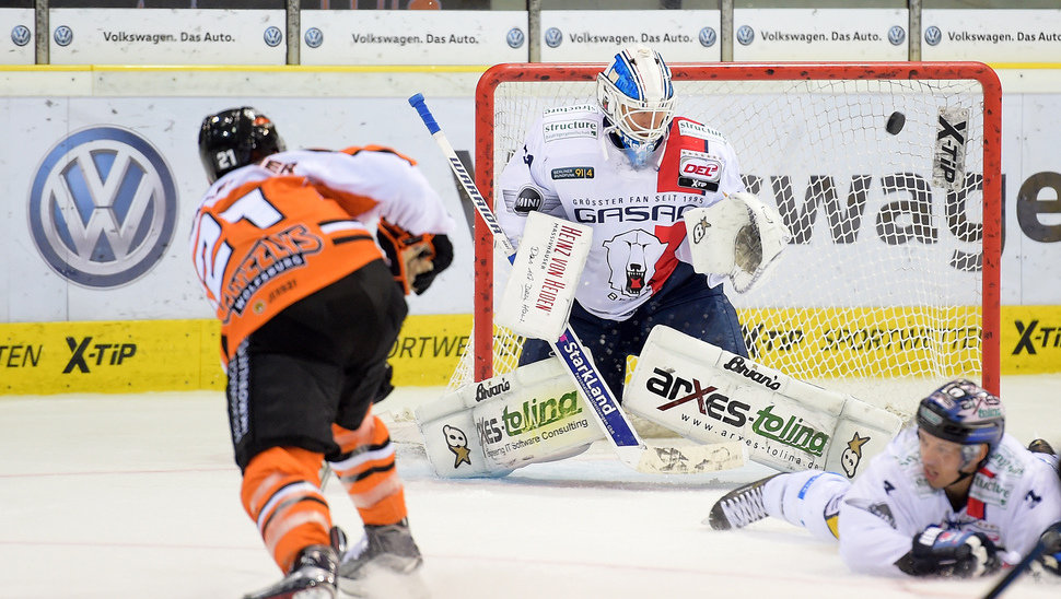 Drin! Grizzlys-Stürmer Christoph Höhenleitner bezwingt in dieser Szene Berlins Torhüter Petri Vehanen.