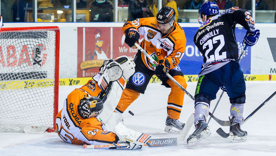 Goalie Sebastian Vogl hielt in der regulären Spielzeit stark. Im Shootout musste er sich jedoch geschlagen geben. Bild: Fotostyle-Schindler.