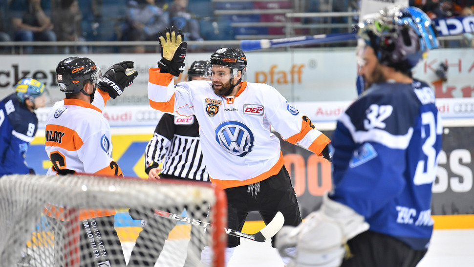 Gerrit Fauser jubelt über den Treffer zum 2:0. Tyson Mulock hatte zuvor vollendet. Bild: Johannes Traub.
