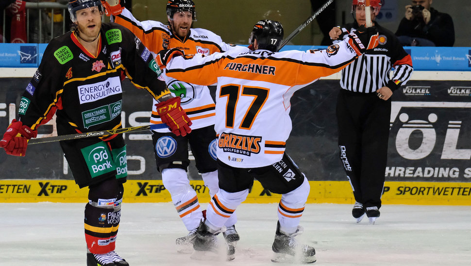 Jubel: Jeff Likens und Sebastian Furchner freuen sich über den dritten Treffer der Grizzlys. | Bild: Citypress24.