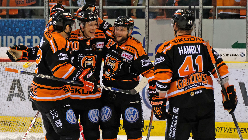 Die Grizzlys jubeln über den Treffer von Sebastian Furchner, der soeben den Endstand markiert hat. Bild: Citypress24.