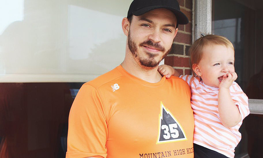 Glücklich, bald in Wolfsburg zu sein: Jerry Kuhn und Töchterchen Andi Jana (2).