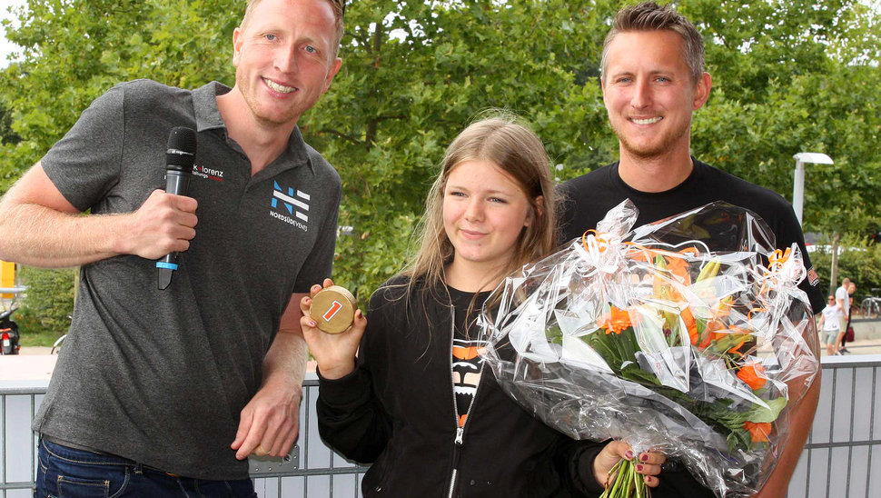 Stadionsprecher Jens Kluck (links) und Pressesprecher Christopher Gerlach empfingen die überglückliche Gewinnerin Selina.