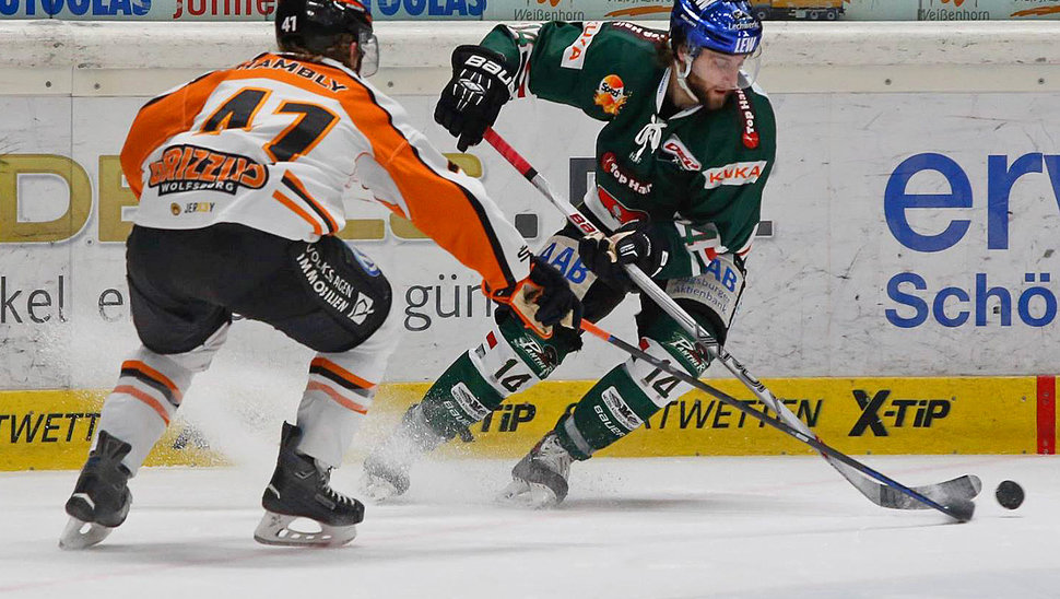 Grizzlys-Verteidiger Tim Hambly im Zweikampf mit Augsburgs Torschützen Ben Hanowski. | Bild: Sport in Augsburg.