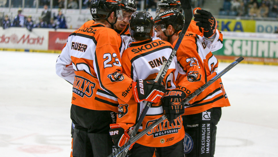 Die Grizzlys bejubeln hier den Ausgleichstreffer zum 2:2 durch Robbie Bina. | Bild: Meyer | www.kbumm.de