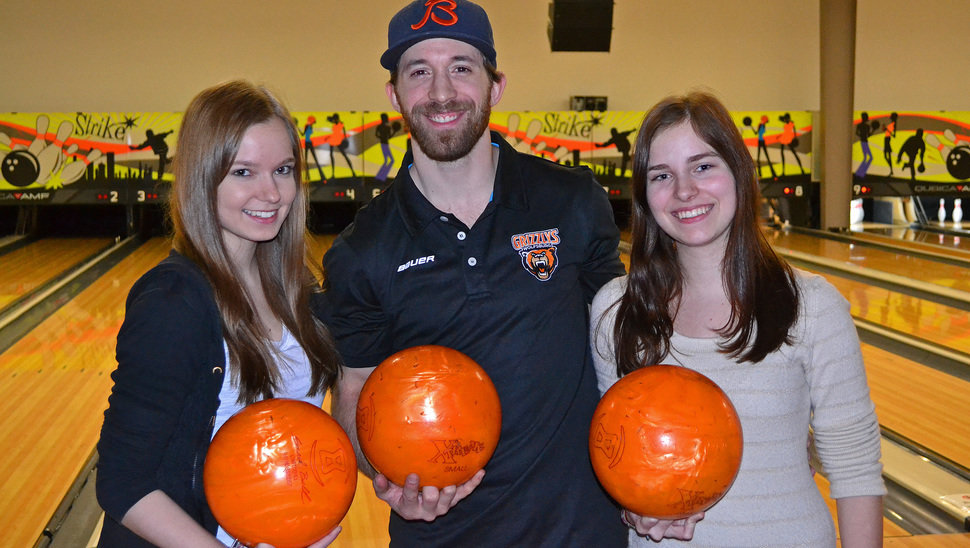 Verteidiger Jeff Likens sowie die beiden Grizzlys-Fans Laurien und Nathalie (beide 17) hatten viel Spaß beim Bowling.