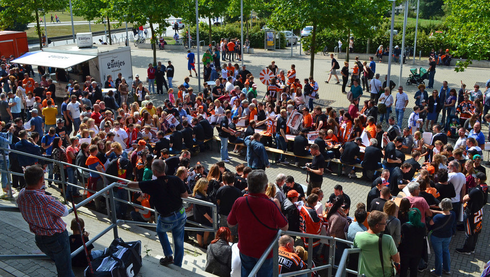 Etwa 500 Fans versammelten sich am Sonnabend in und um die Eis Arena und begrüßten ihr Team.