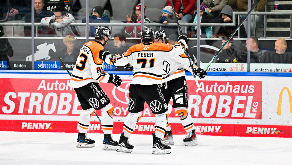 News-Slider: Platz acht! Grizzlys gewinnen Drama in Augsburg