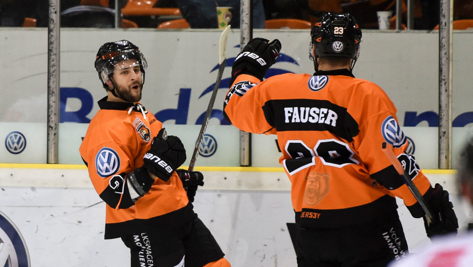 Jeremy Dehner bejubelt gemeinsam mit Doppelpacker Gerrit Fauser sein Tor zum 1:0. CP24.