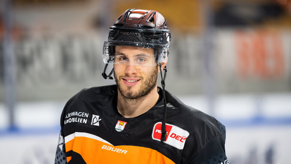 News: Bis 2023: Ryan Button bleibt ein Grizzly