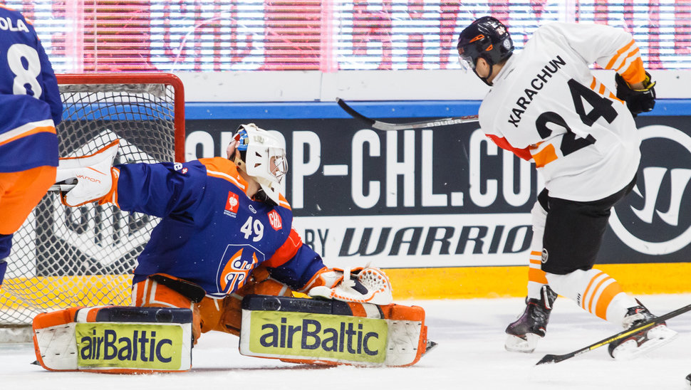 Grizzlys-Stürmer Alexander Karachun scheitert in dieser Szene am Goalie der Finnen. Bild: Mika Kylmäniemi.