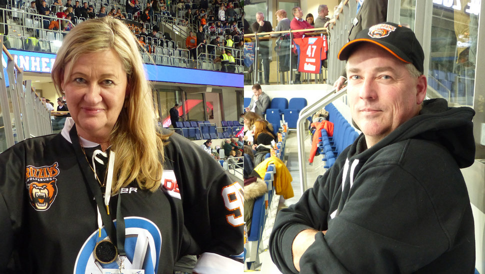 Martina und Jörg Matthias waren in Mannheim und Straubing hautnah an den Grizzlys. Bild: Privat.