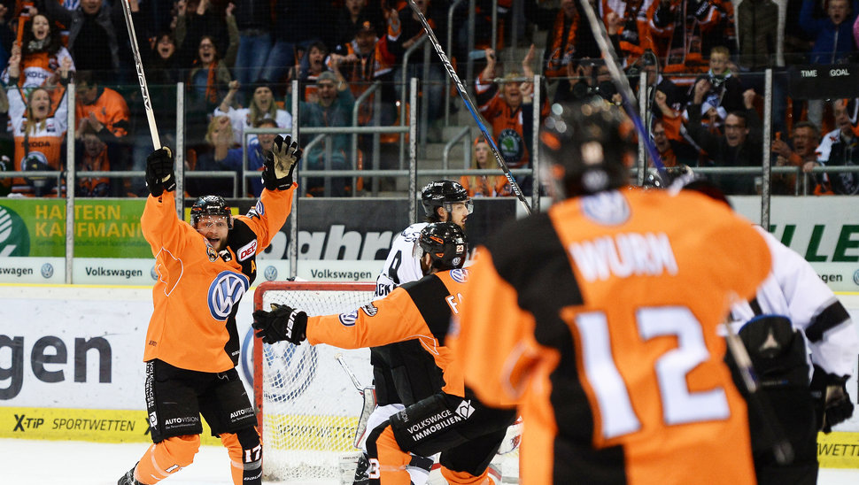 Die Grizzlys jubeln über den zweiten Finaleinzug in Serie und die Qualifikation für die CHL. Citypress24.