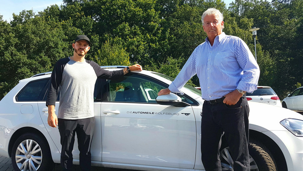 Jerry Kuhn und Charly Fliegauf bei der Fahrzeugübergabe. "Ein tolles Auto", befand der neue Goalie direkt.