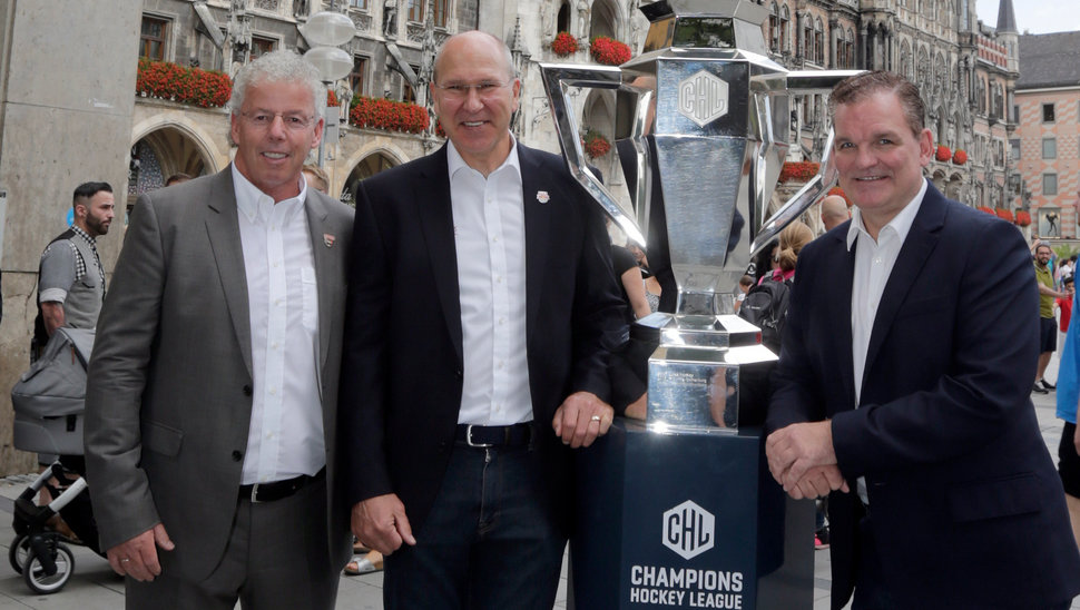 Grizzlys-Sportdirektor Charly Fliegauf, Münchens Trainer Don Jackson und Mannheim-Coach Sean Simpson. Bild: Rauchensteiner. 