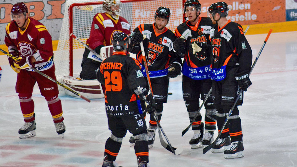 Die Grizzlys jubeln in dieser Szene über den Treffer von Sebastian Furchner. |Bild: Wiengerter.