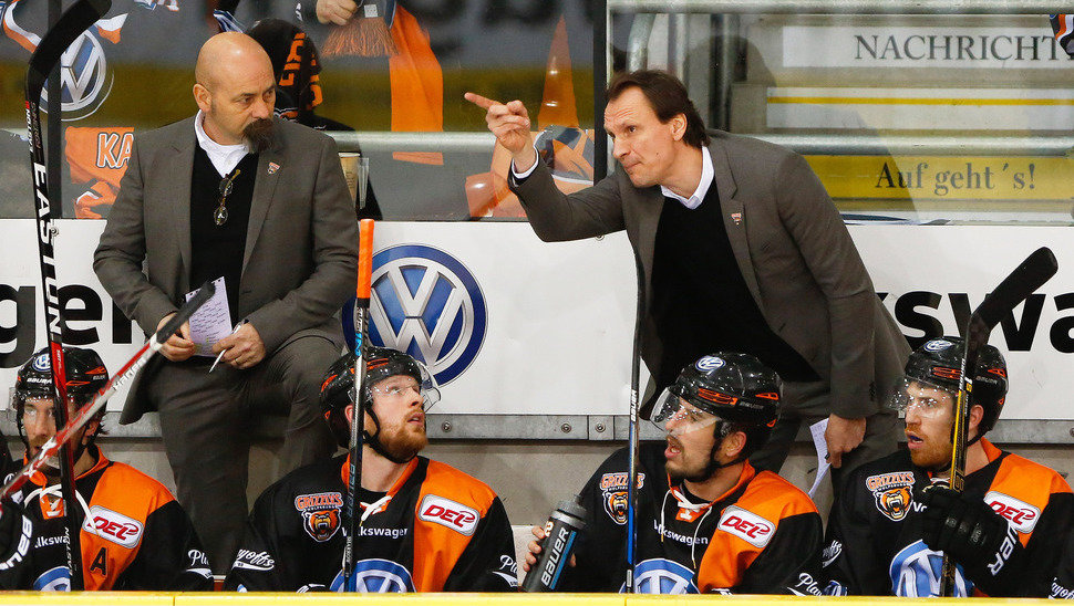 Cheftrainer Pavel Gross gibt die Richtung vor, seine Spieler folgen ihm.