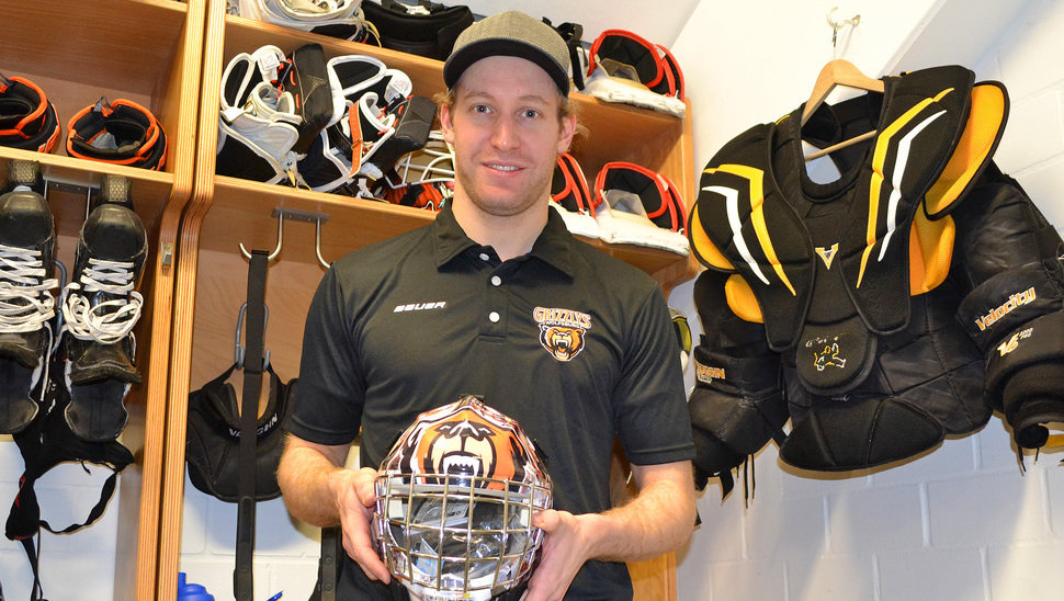 Goalie Felix Brückmann präsentiert seine Maske. Diese gibt es aktuell im Internet zu ersteigern.