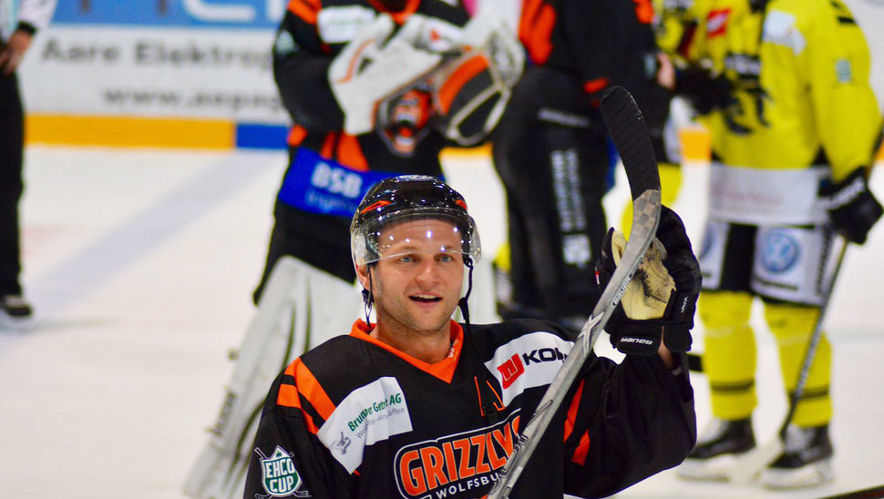Sebastian Furchner bedankt sich nach dem Spiel bei den mit in die Schweiz gereisten Fans |Bild: Wiengerter.