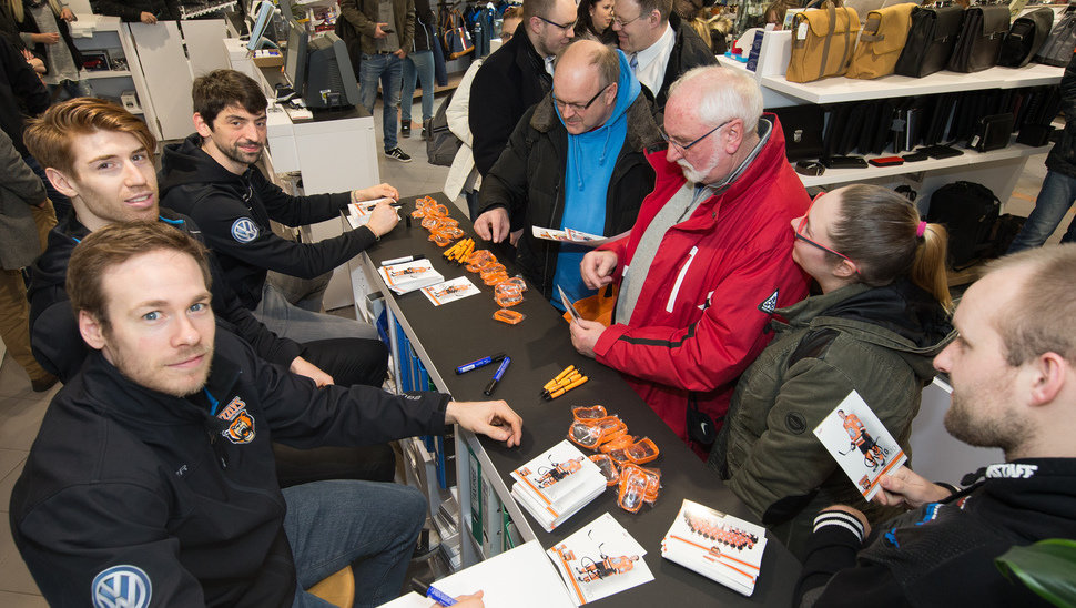 Ungewöhnlicher Besucherandrang im Volkswagen Shop and more im Werk Wolfsburg. Drei Grizzlys-Profis gaben zahlreiche Autogramme. 