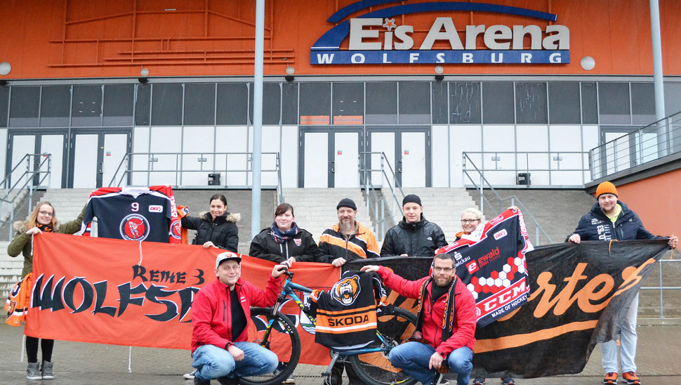 Stark: Tobias Burhenne (vorne links) und Marian Ciambella (rechts daneben) machen sich mit dem Rad auf den Weg nach Köln.