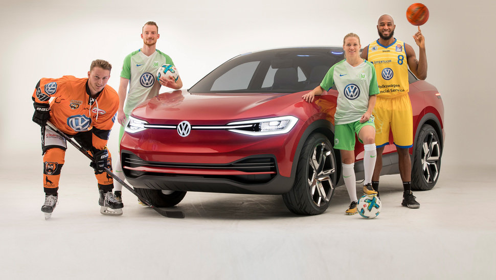 Grizzlys-Stürmer Marcel Ohmann war beim Fotoshooting in bester Gesellschaft. Bild: Volkswagen.