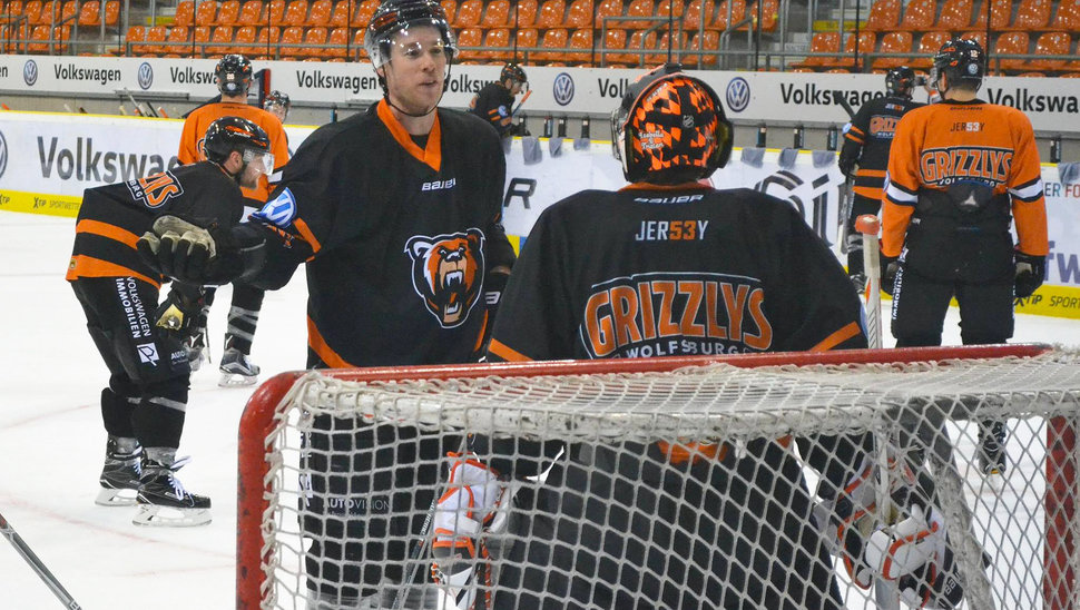 Tyler Haskins im Gespräch mit Goalie Sebastian Vogl. Der Schlussmann ist nach auskurierter Verletzung wieder fit.