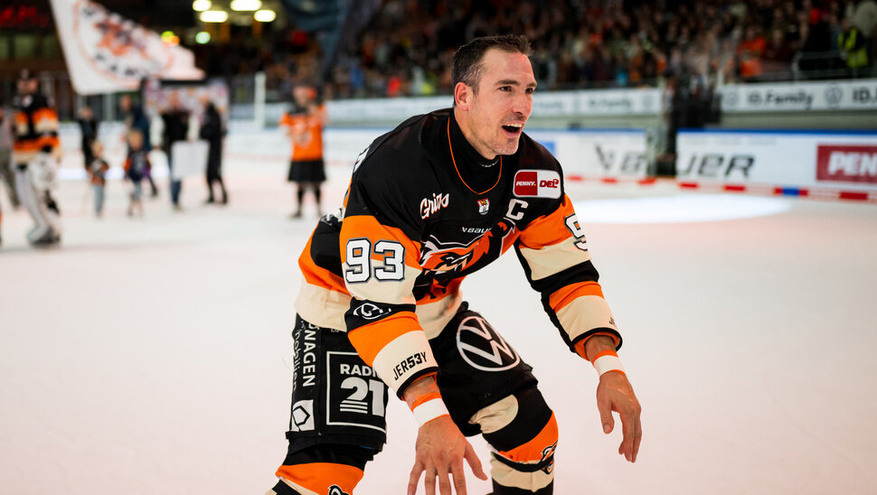 News-Slider: Kapitän Machacek bleibt ein Grizzly