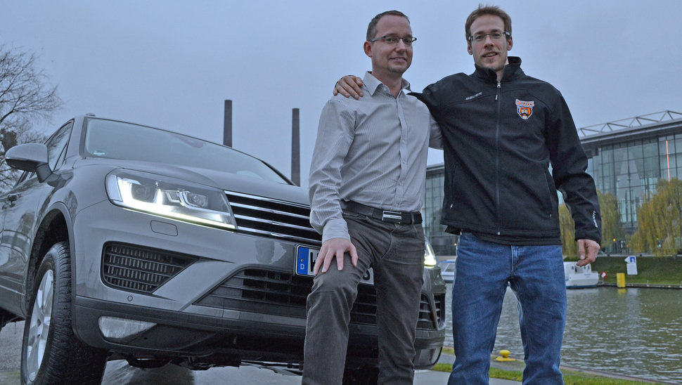 Dauerkarteninhaber Tobias Paternoga und Grizzlys-Kapitän Tyler Haskins posieren vor dem Volkswagen Touareg.