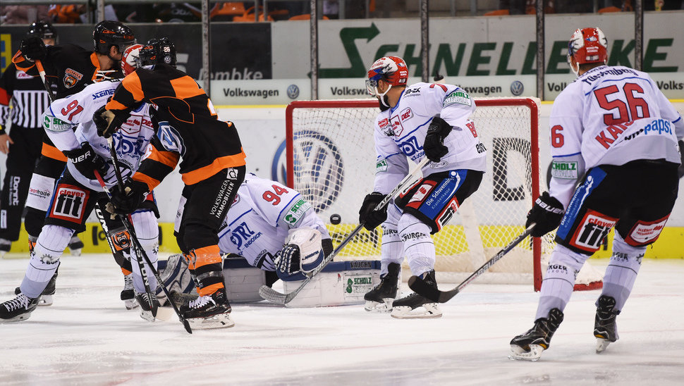 Jeff Likens Schuss sitzt: Die Grizzlys gehen in dieser Szene mit 1:0 in Führung. Bild: CP24. 