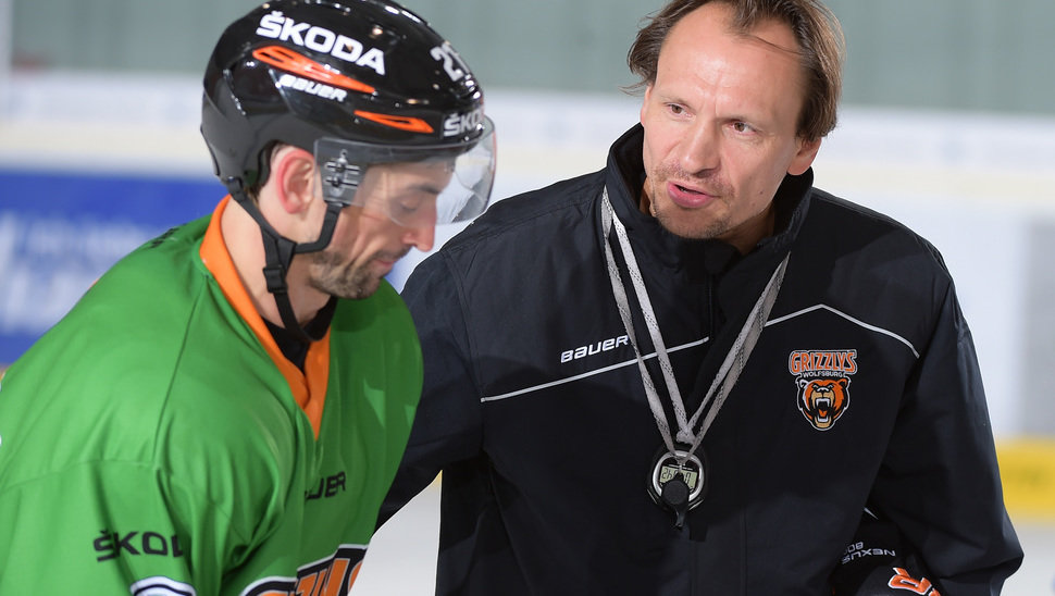 Grizzlys-Coach Pavel Gross im Gespräch mit Stürmer Christoph Höhenleitner.