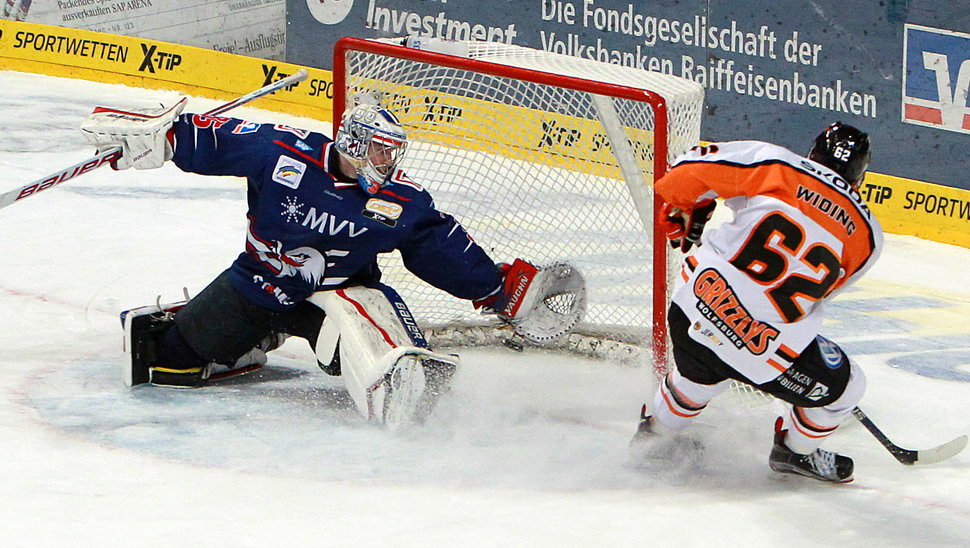 Drin: Grizzlys-Stürmer Daniel Widing kann in dieser Szene Mannheims Goalie Youri Ziffzer überwinden.