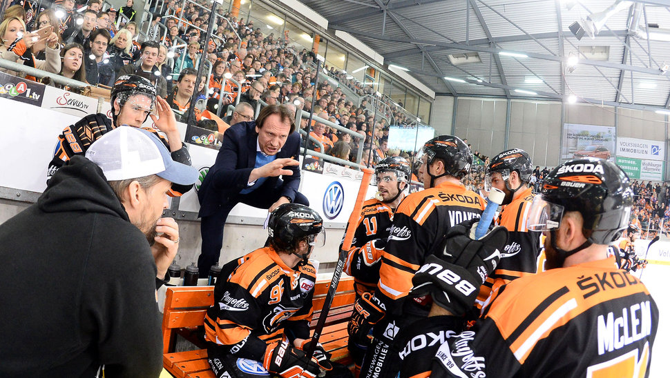 Der Trainer gibt die Marschroute vor: Die Grizzlys wollen im ersten Spiel den ersten Sieg einfahren.