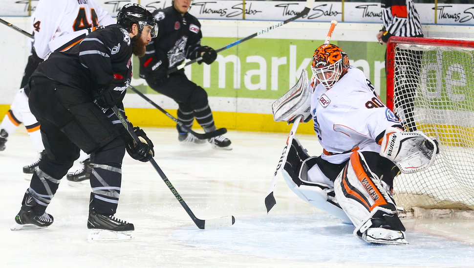 Felix Brückmann zeigte in dieser Szene einen sensationellen Fanghand-Save gegen Brandon Prust. Bild: Citypress24.