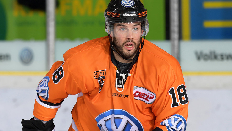 Stephen Dixon steht nach langer Verletzungspause erstmals wieder bei einem Heimspiel auf dem Eis. 