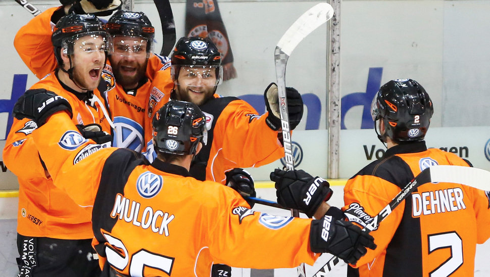 Die Grizzlys jubeln über den Treffer zum 3:0 durch Gerrit Fauser. Citypress24.