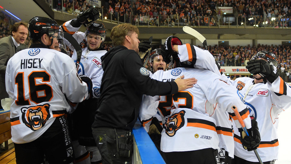 Riesenjubel auf der Bank der Grizzlys nach dem Last-Minute-Tor von Gerrit Fauser. City-Press.