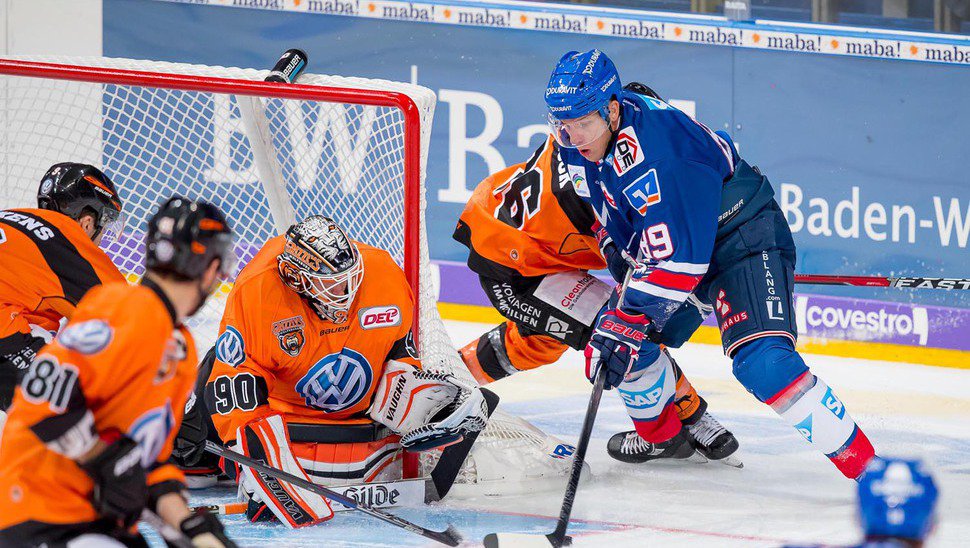 Die Grizzlys unterlagen am ersten Spieltag bei den Adler Mannheim. Bild: Sörli Binder.
