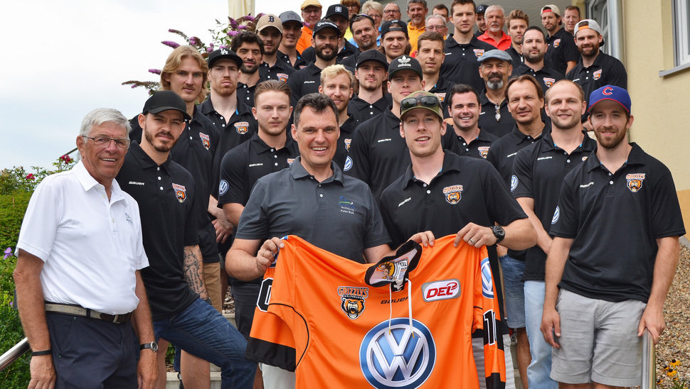 Tyler Haskins überreicht Peter Butt als Dank ein Trikot. Links daneben steht Mark Edge, der die Profis vorab perfekt instruiert hatte.