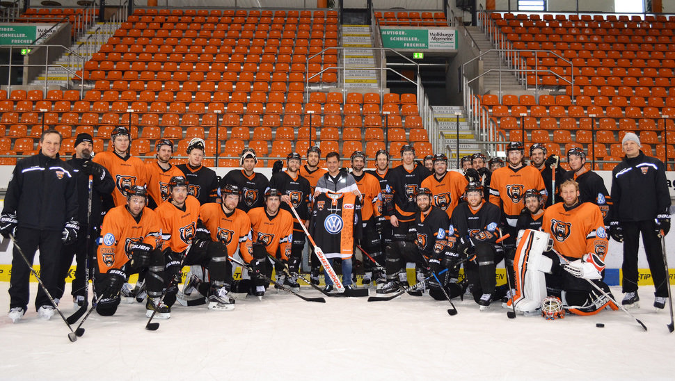 Gruppenbild zum Abschied: Die Grizzlys wünschen Marcel Schäfer alles Gute und freuen sich auf das Wiedersehen.