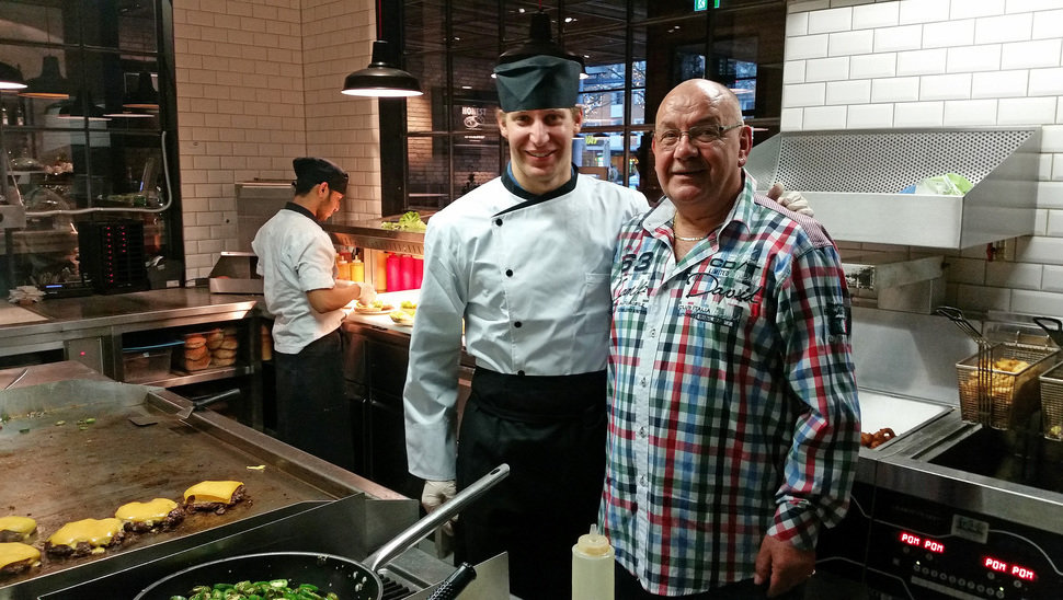 Chefkoch Felix Brückmann zusammen mit Klaus Mielke, dem glücklichen Gewinner des Events.